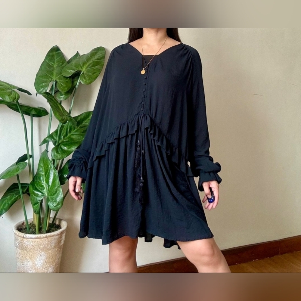 H&M Flowy Tunic Top Women's Size 2 Long Sleeve Black V-Neck Tassel Polye…